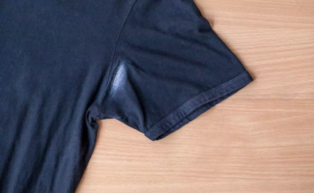 como tirar mancha de desodorante em roupas pretas