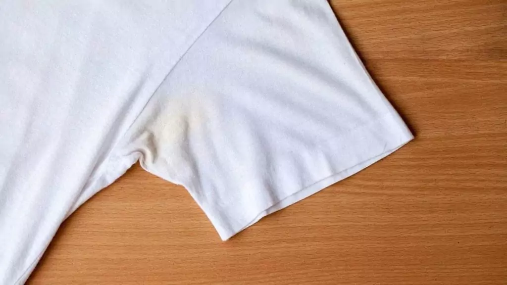 manchas de desodorante na roupa