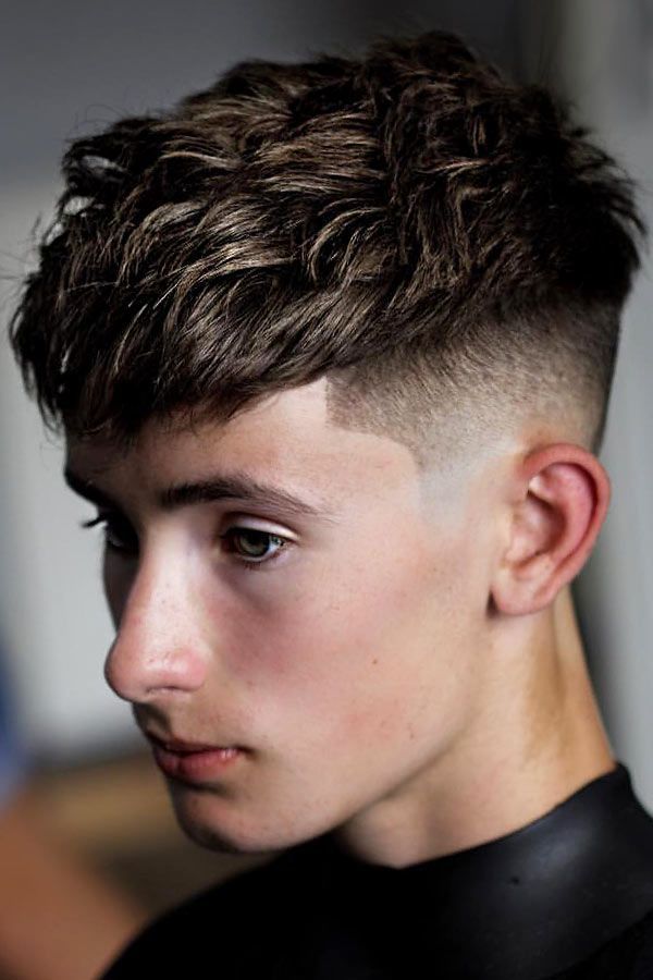 Cabelo raspado do lado store e grande em cima masculino