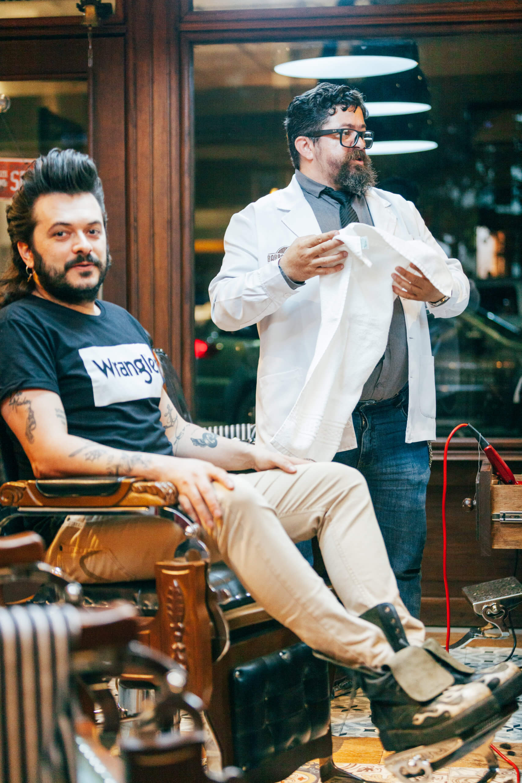 Ele tem grande estilo barbearia conceito cópia espaço homem