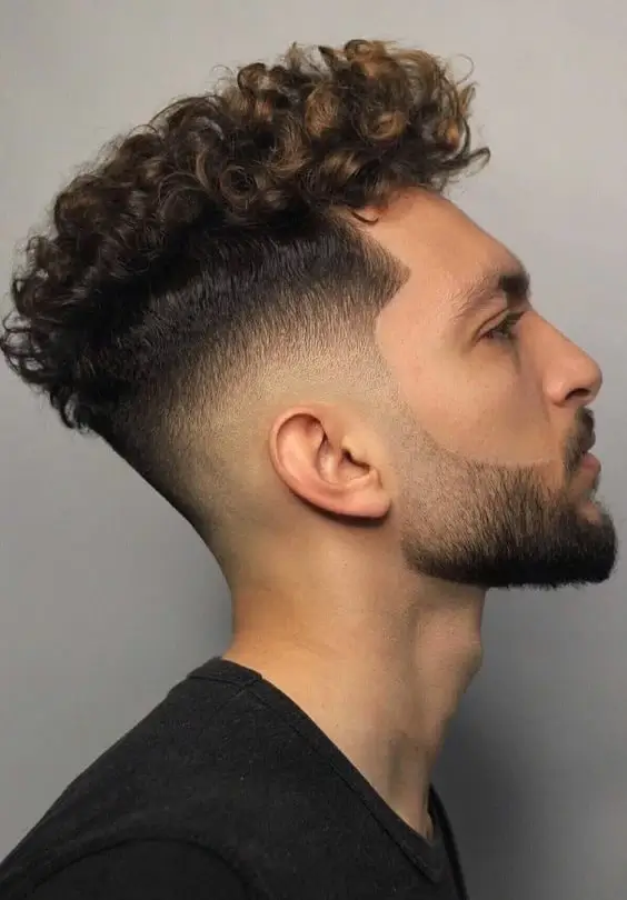 Cortes de cabelo cacheado masculino para 2021: Principais