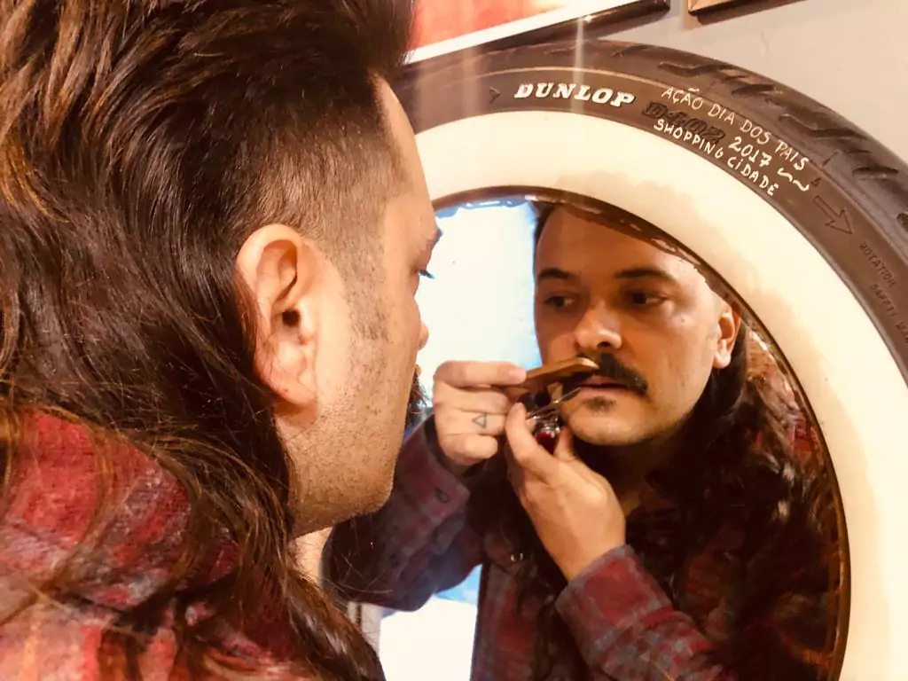 aparando o bigode