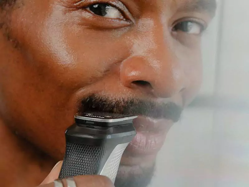 aparar o bigode com maquina