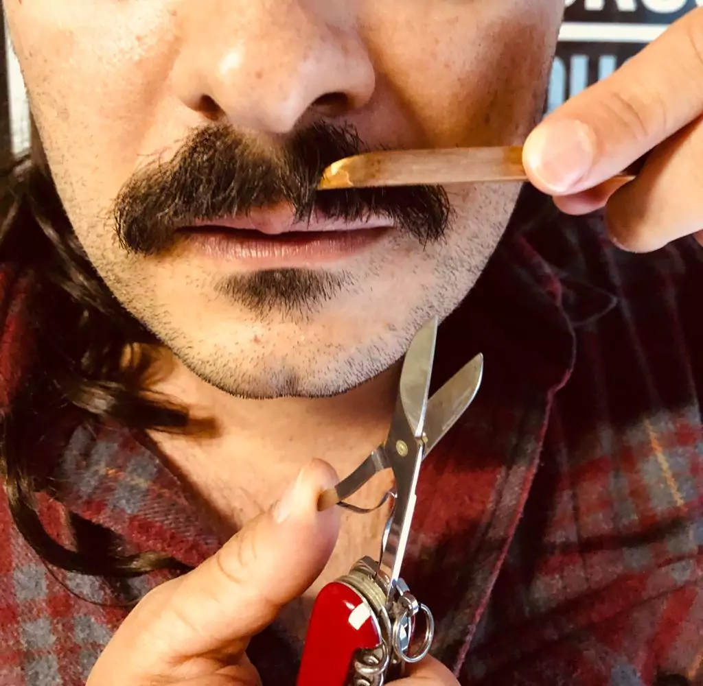 aparar o bigode