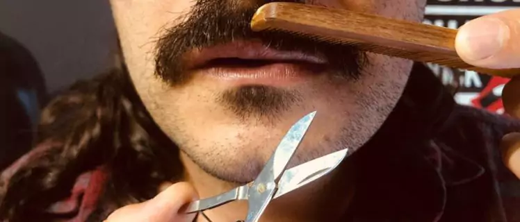 Como aparar o bigode em casa