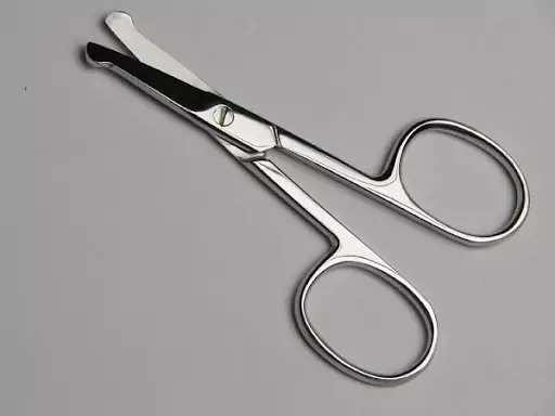 tesoura para aparar bigode
