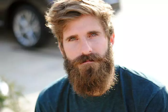 cabelo liso e barba crespa
