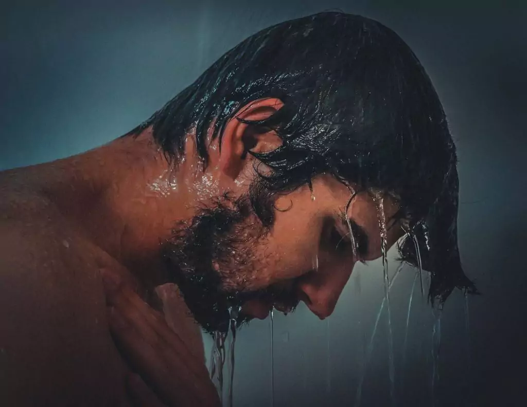 homem no banho